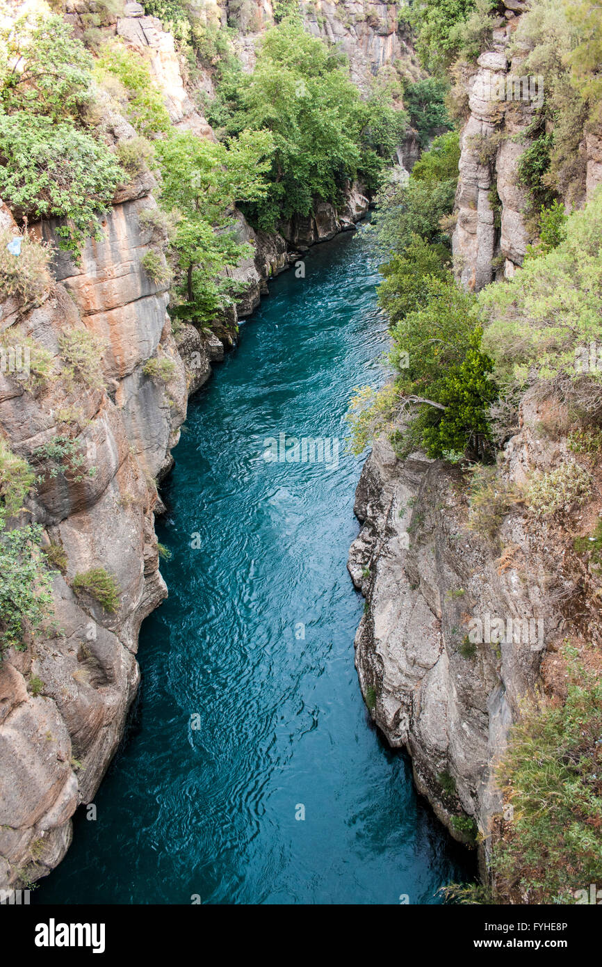 Le débit des rivières dans un profond ravin. Montagnes du Taurus, en Turquie Banque D'Images