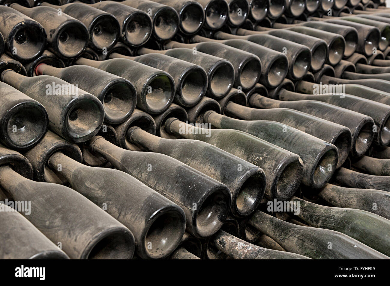 Bouteilles poussiéreuses, Bodegas El Grifo wine museum, La Geria, Lanzarote, îles Canaries, Espagne Banque D'Images