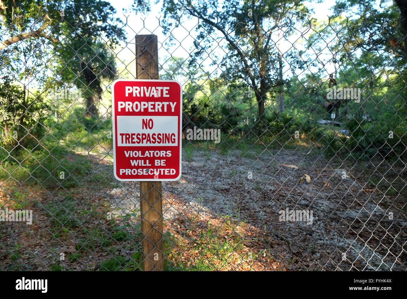 La propriété privée, entrée interdite, les contrevenants seront poursuivis signe sur un lot vide près de Davenport, Floride, Avril 2016 Banque D'Images