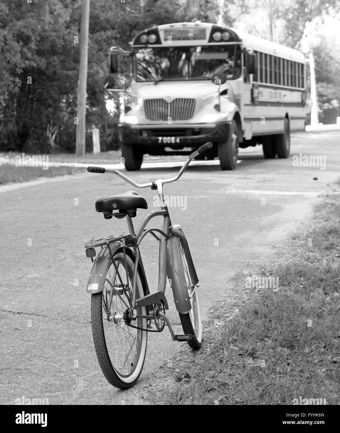 American school bus sur une petite route de campagne en Floride, près de Davenport. Avril 2016 Banque D'Images