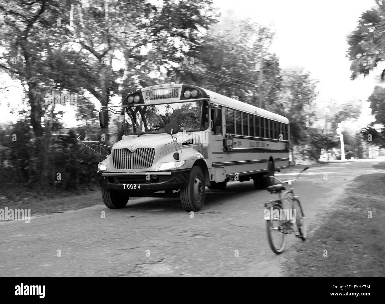 American school bus sur une petite route de campagne en Floride, près de Davenport. Avril 2016 Banque D'Images