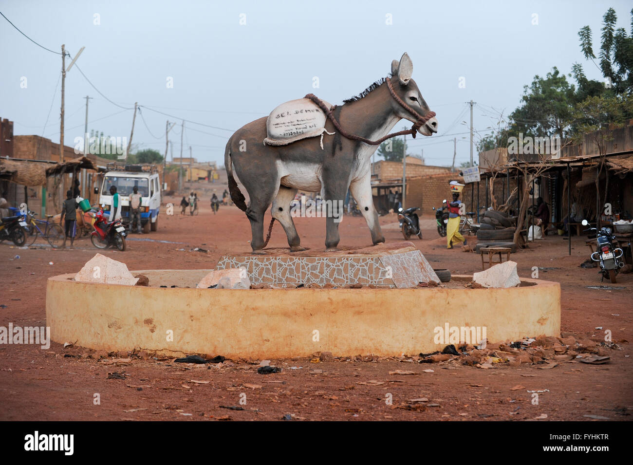 Burkina FASO, Bokin, île de la circulation avec sculpture sur âne, les ânes sont importants pour le transport dans le pays, mais les ânes sont une cible des acheteurs chinois pour l'exportation pour produire de la gélantine à partir de la peau de âne pour extraire Ejiao pour la médecine chinoise traditionnelle TCM Banque D'Images