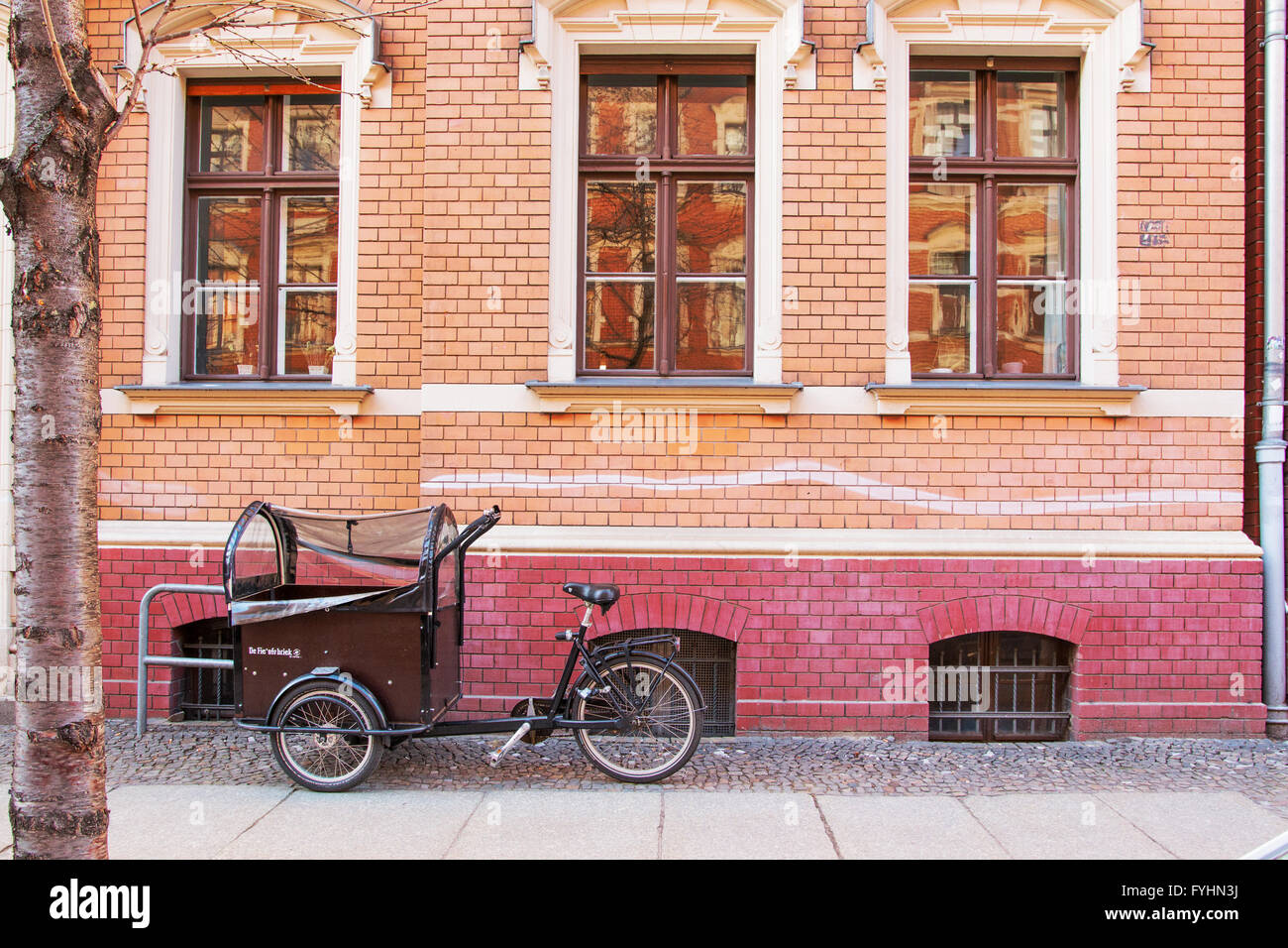 Rare vélo étrange stationné près d'un mur de briques grande ville Transports Tourisme rue cool Banque D'Images