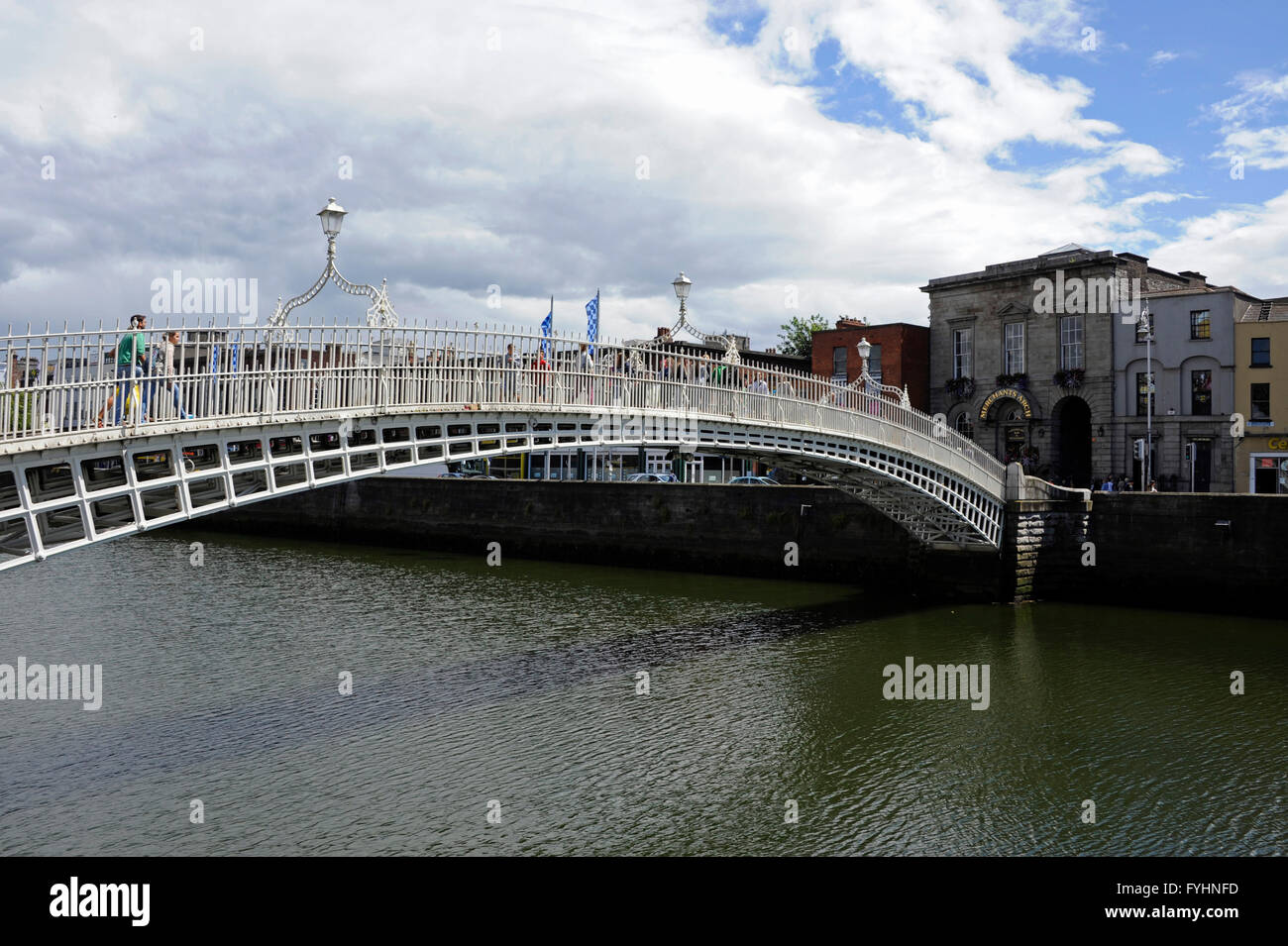 Ha'penny Bridge sur la rivière Liffey, marchands Arch bar restaurant, Dublin, Irlande Banque D'Images