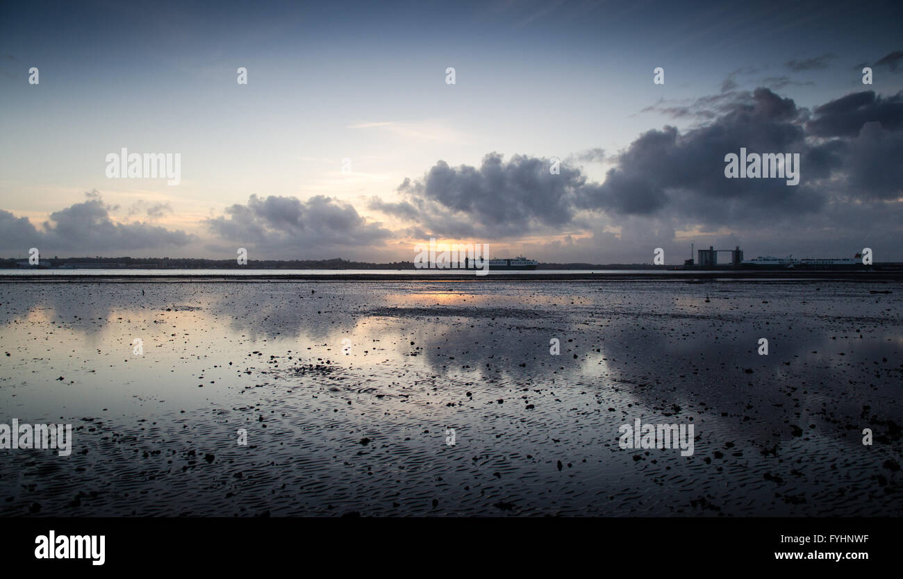 Coucher de soleil sur les quais de Southampton Weston Shore. Banque D'Images