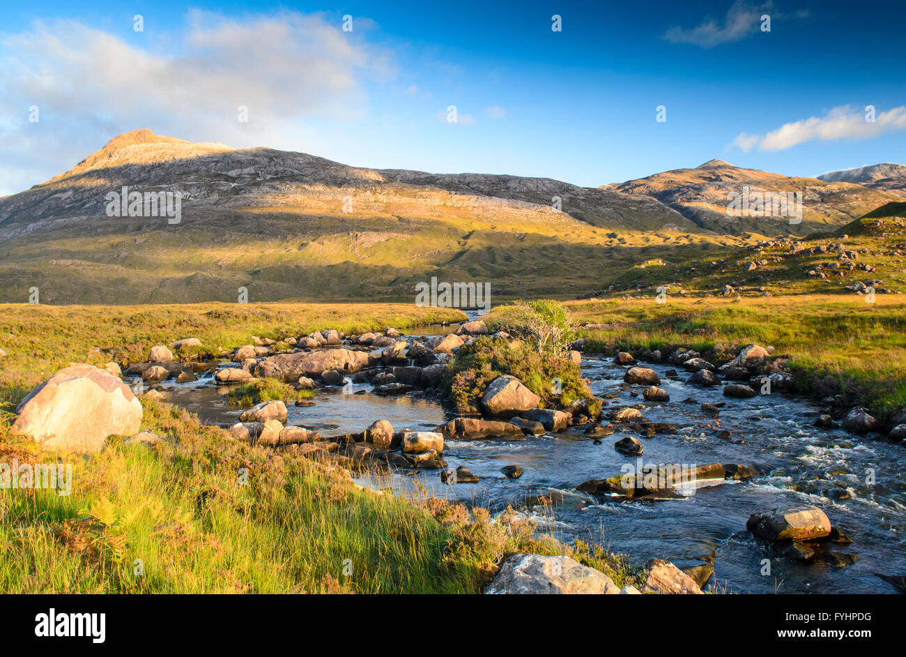 Un ruisseau de montagne dans la région de Glen Torridon dans les Highlands d'Ecosse. Banque D'Images
