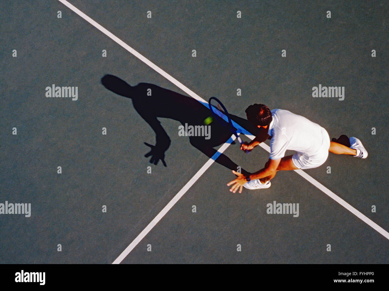 Vue supérieure de l'homme joueur de tennis frapper la balle avec une raquette Banque D'Images Vue supérieure de l'homme joueur de tennis frapper la balle avec une raquette Banque D'Images