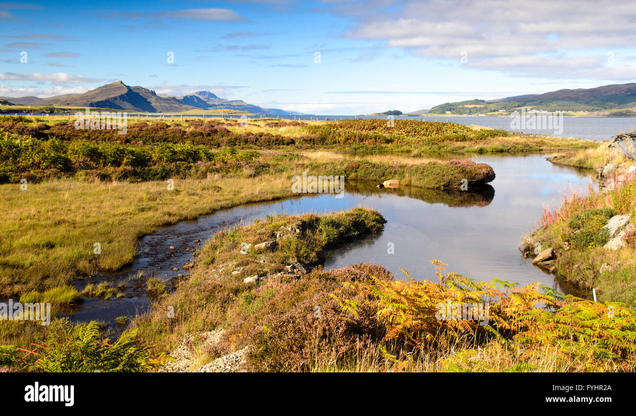 Un petit ruisseau se jette dans la mer à Achadh Mor sur l'île de Skye en Ecosse. Banque D'Images
