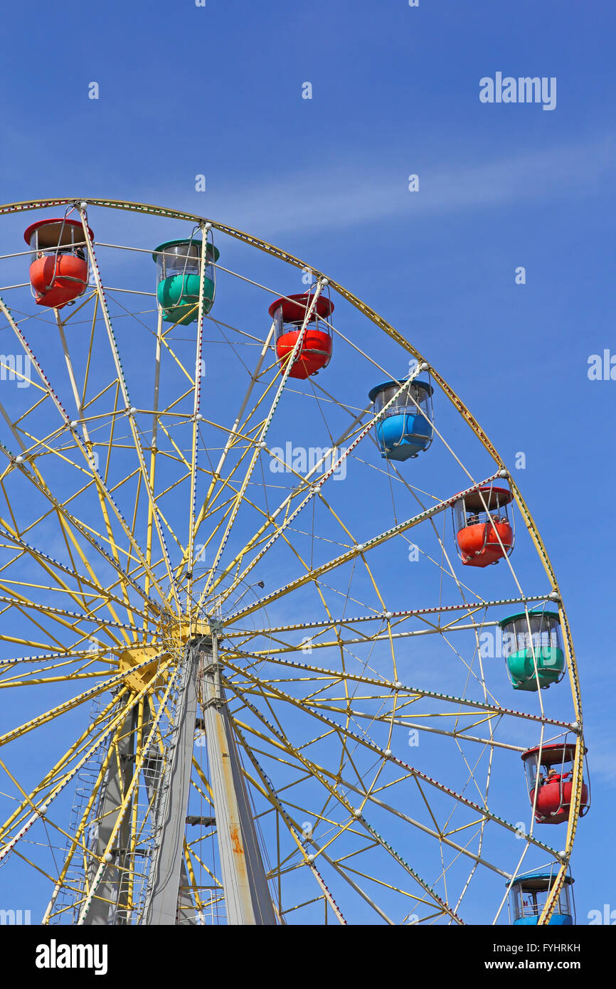 Atraktsion grande roue colorée contre le ciel bleu Banque D'Images