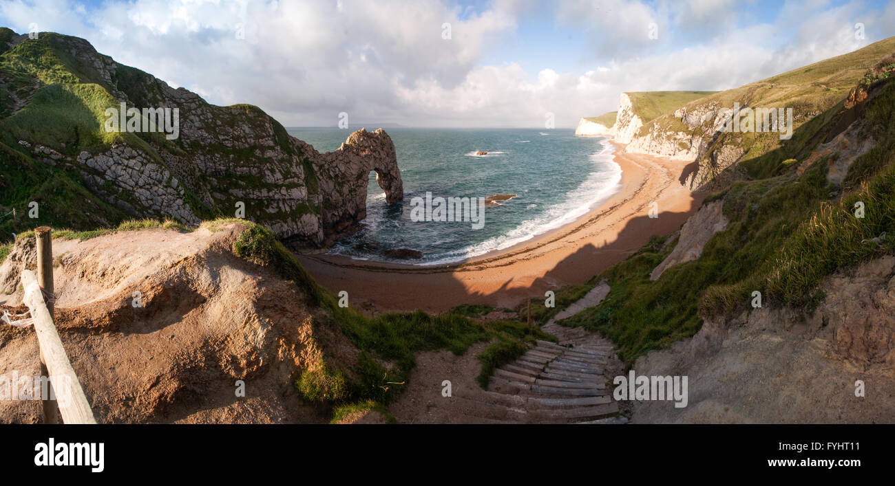 L'arche de pierre calcaire naturelle sur la côte jurassique du Dorset. Banque D'Images