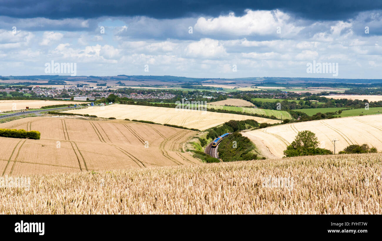 Un train de voyageurs Trains sud-ouest traverse le Sud Dorset Downs sur la ligne de Dorchester à Weymouth. Banque D'Images