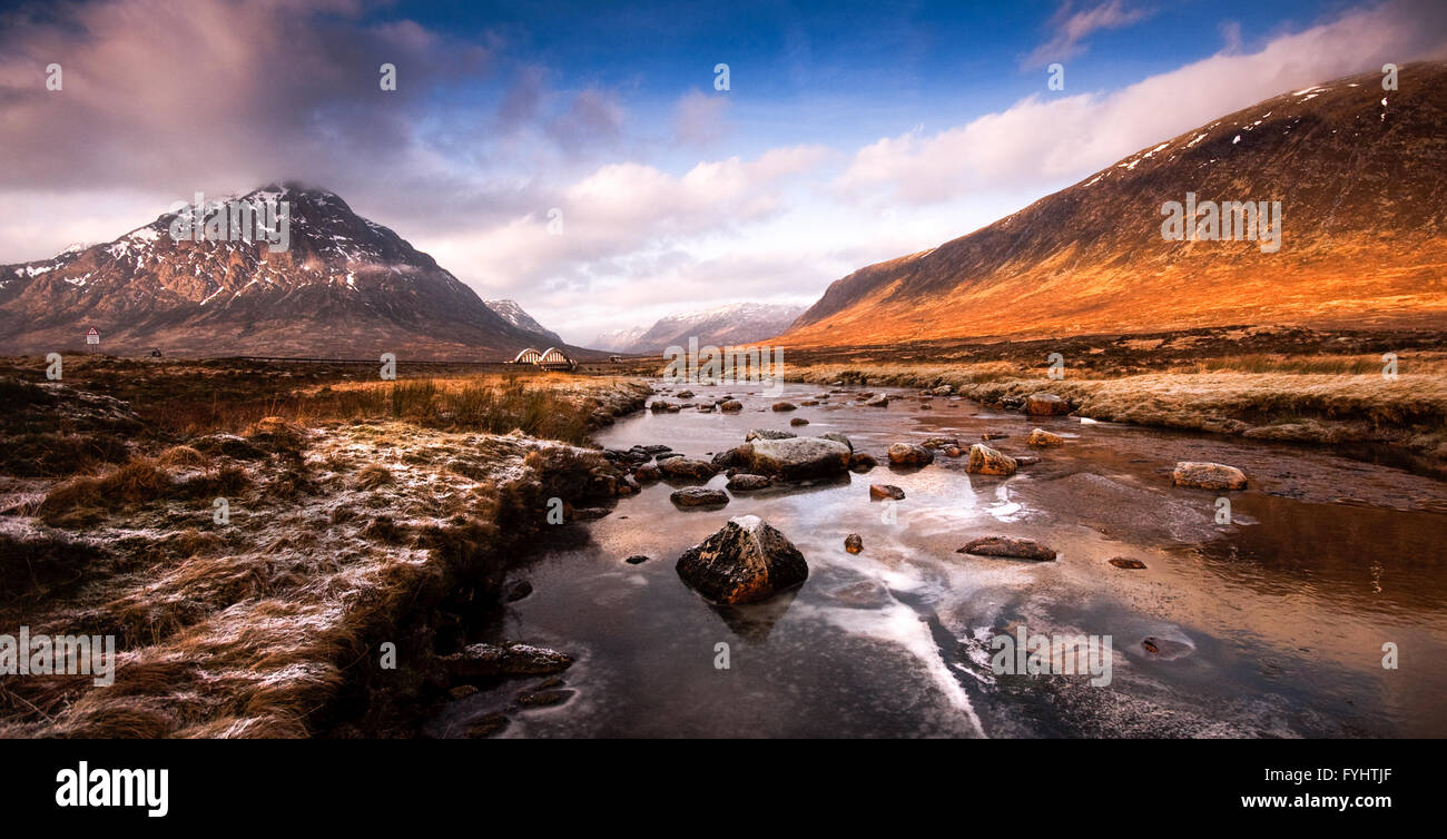 La rivière gelée Etive en haute Rannoch Moor dans l'ouest des Highlands d'Écosse. Banque D'Images