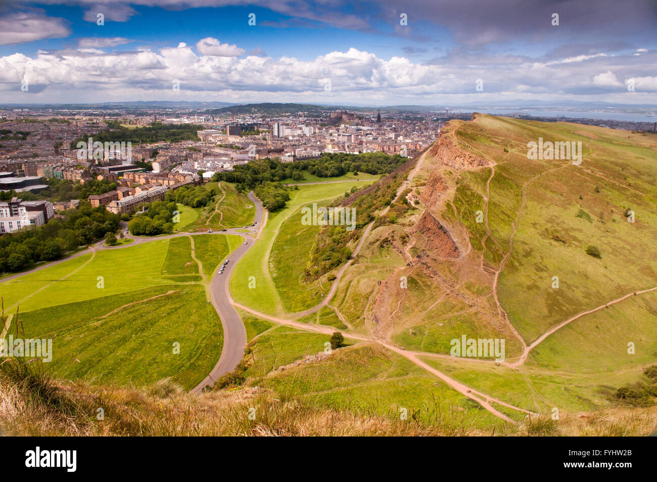 La ville d'Édimbourg, dont la vieille ville et le château d'Édimbourg, vu depuis le siège d'Arthur le long d'une journée d'été. Banque D'Images