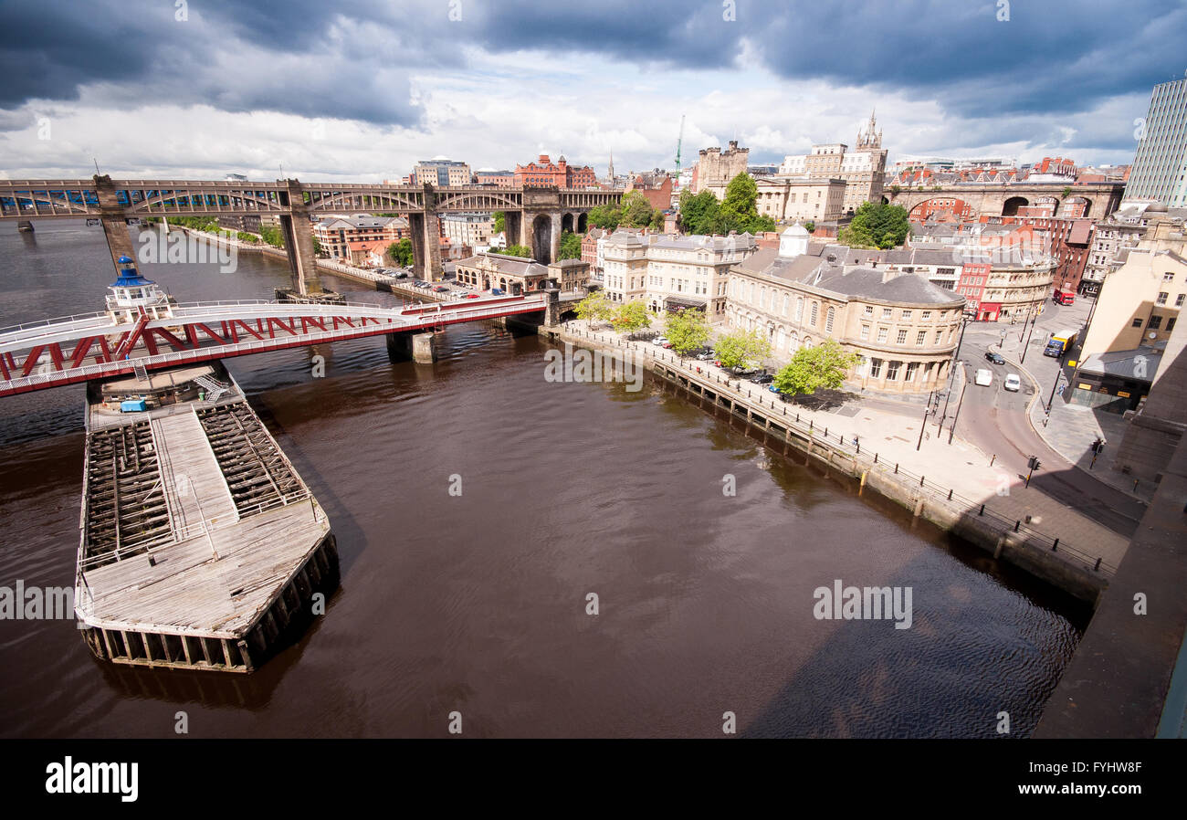 Le pont tournant et le haut niveau rail/route du pont sur la rivière Tyne entre Newcastle et Gateshead. Banque D'Images