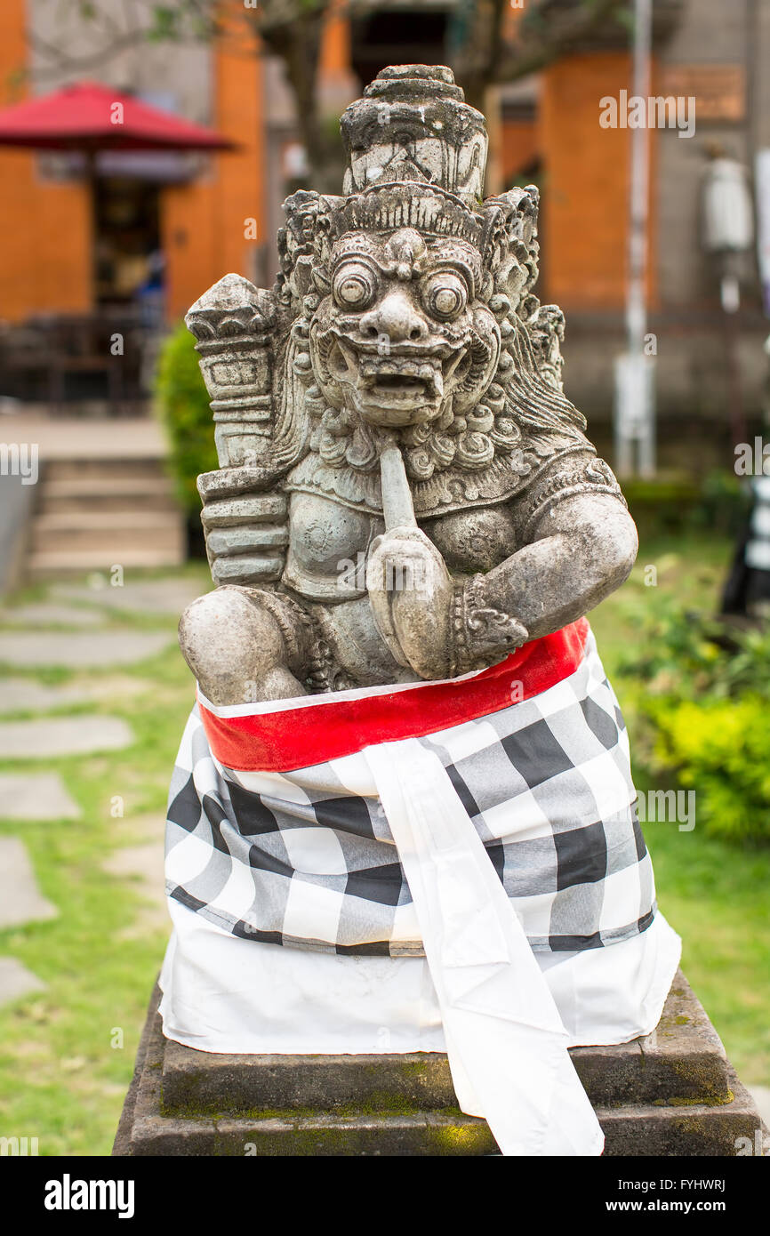 Statue démoniaque traditionnelles sculptées dans la pierre en Bali, Indonésie. Banque D'Images