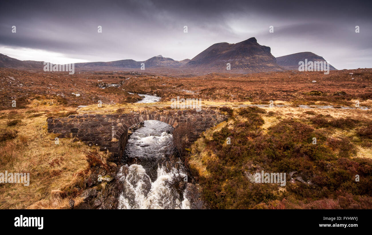 Un flux d'eau de montagne dans les torrents de montagne près de Kylesku off Quinag Assynt dans dans l'extrême nord ouest des Highlands écossais. Banque D'Images