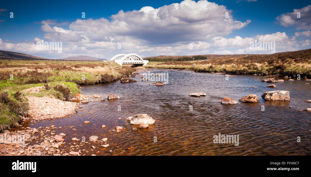 Traverser la rivière Etive frais des montagnes sur la vaste étendue de Rannoch Moor dans l'ouest des Highlands d'Écosse. Banque D'Images