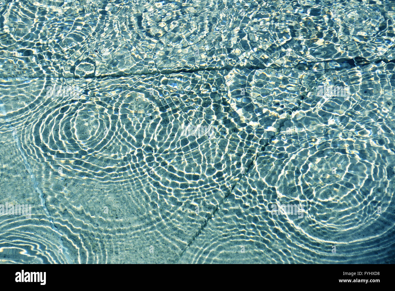 Surface de l'eau avec des gouttes de pluie Banque D'Images
