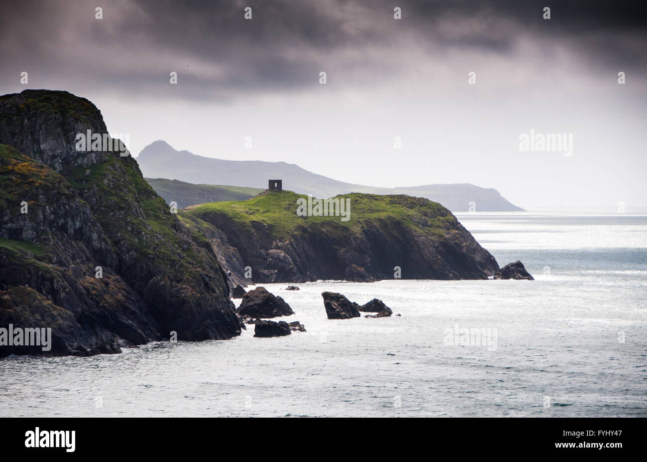 Ancienne carrière bâtiments haut les falaises à abereiddy dans le parc national de Pembrokeshire Coast, le Pays de Galles. Banque D'Images