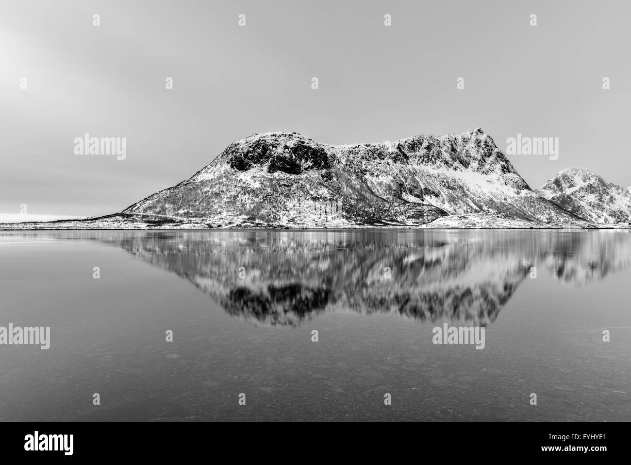 Vagspollen une réflexion au lever du soleil dans les îles Lofoten, Norvège en hiver. Banque D'Images