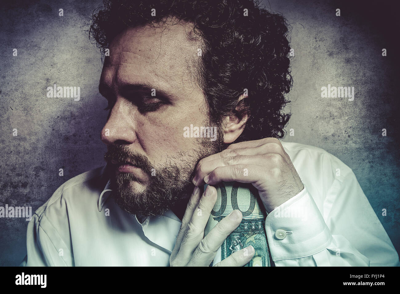 Grippe-sou, avare d'affaires, d'économiser de l'argent, l'homme en chemise blanche avec des expressions drôles Banque D'Images