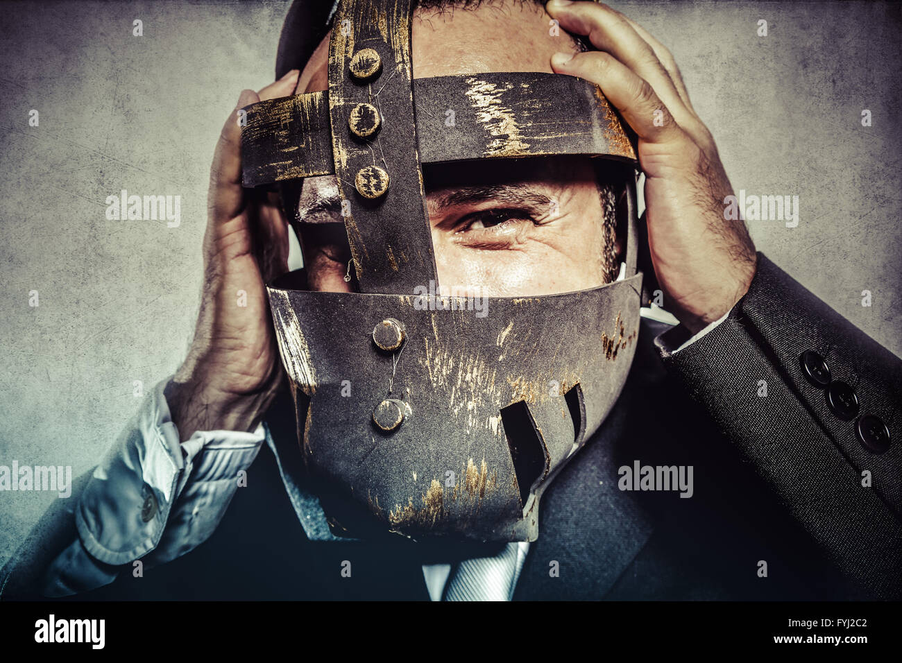 La haine, l'homme d'affaires dangereux avec masque de fer et d'expressions Banque D'Images