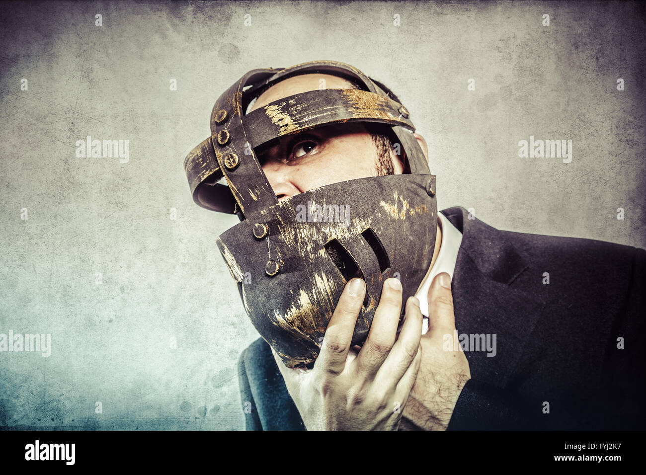 Le stress, l'homme d'affaires dangereux avec masque de fer et d'expressions Banque D'Images