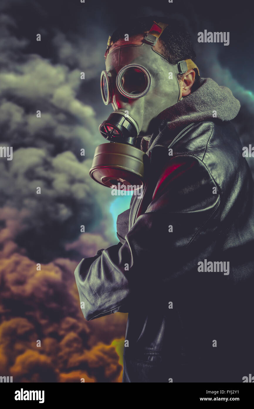 Homme armé avec masque à gaz de fond d'explosion Banque D'Images