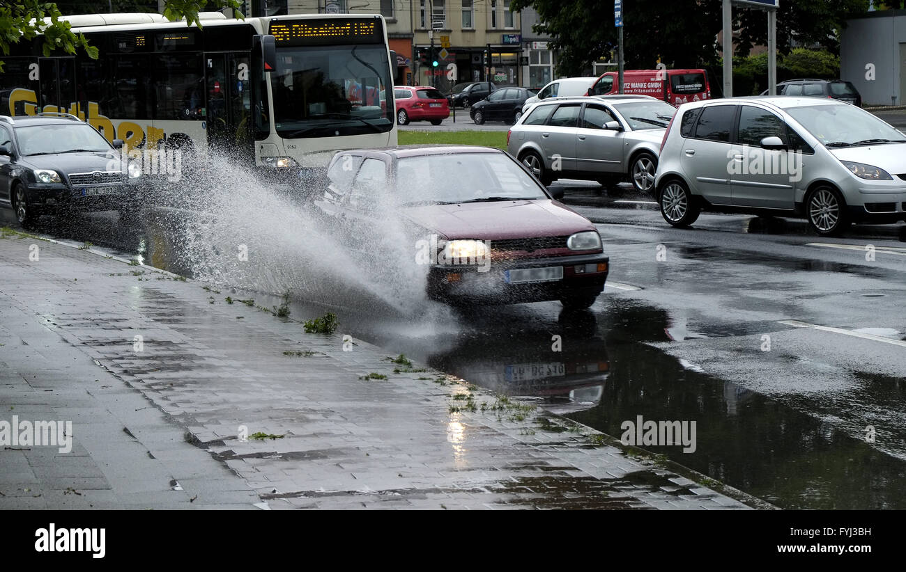 Route après des pluies diluviennes Banque D'Images