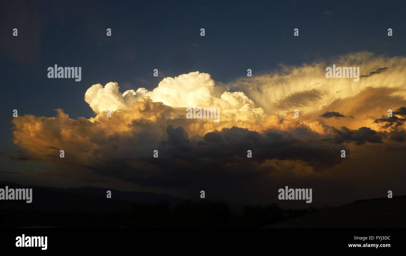 Bâtiment blanc massif Thundercloud pendant le coucher du soleil Banque D'Images