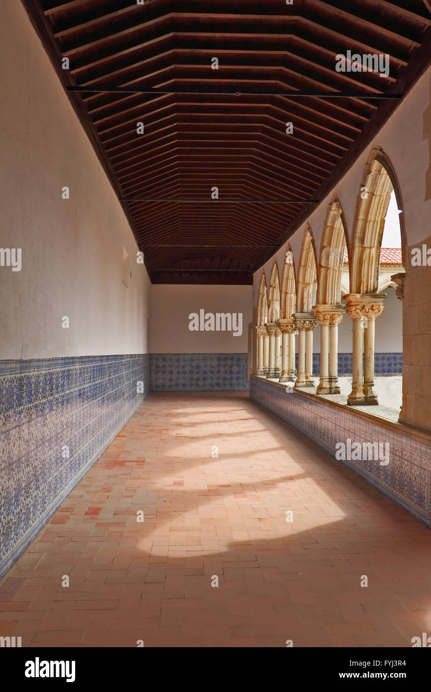 Galerie ensoleillée, décorée avec des carreaux en céramique azulezhu Banque D'Images