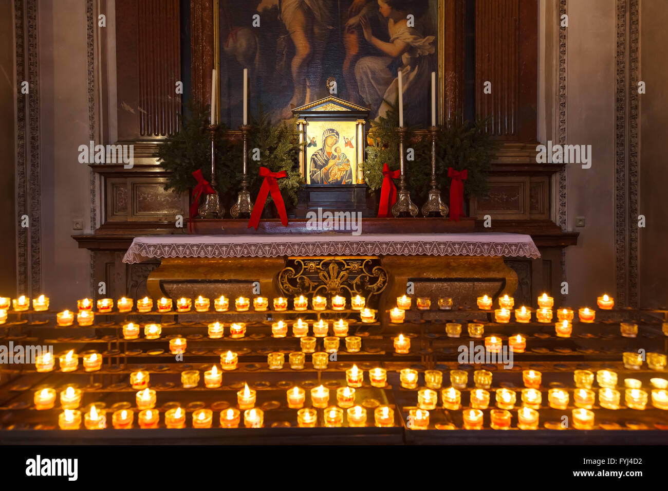 Et des bougies dans l'icône à la cathédrale de Salzbourg Autriche Banque D'Images