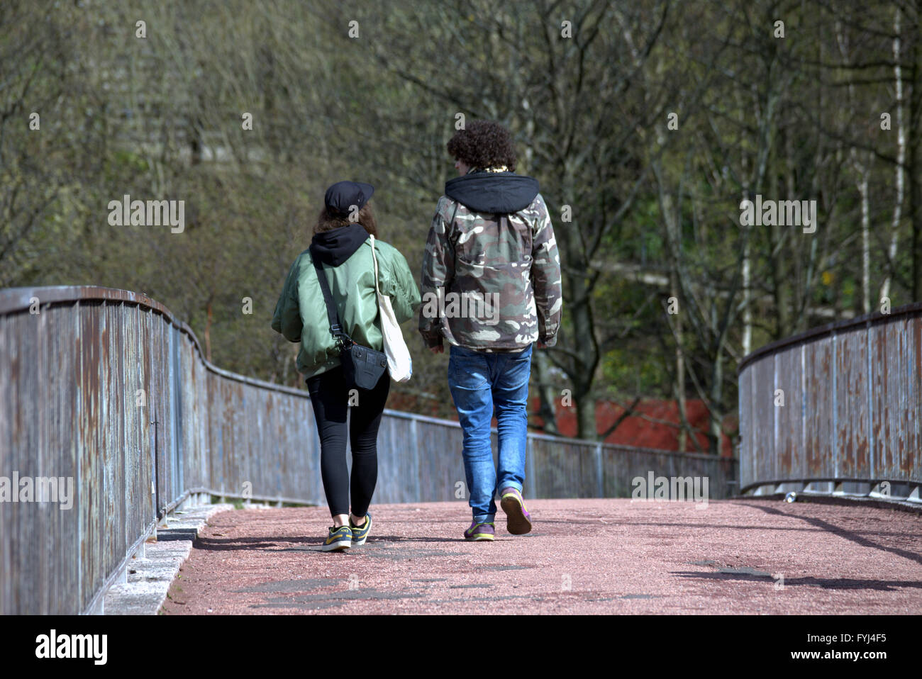 Grunge à la mode jeune couple walking in city Glasgow, Ecosse, Royaume-Uni Banque D'Images