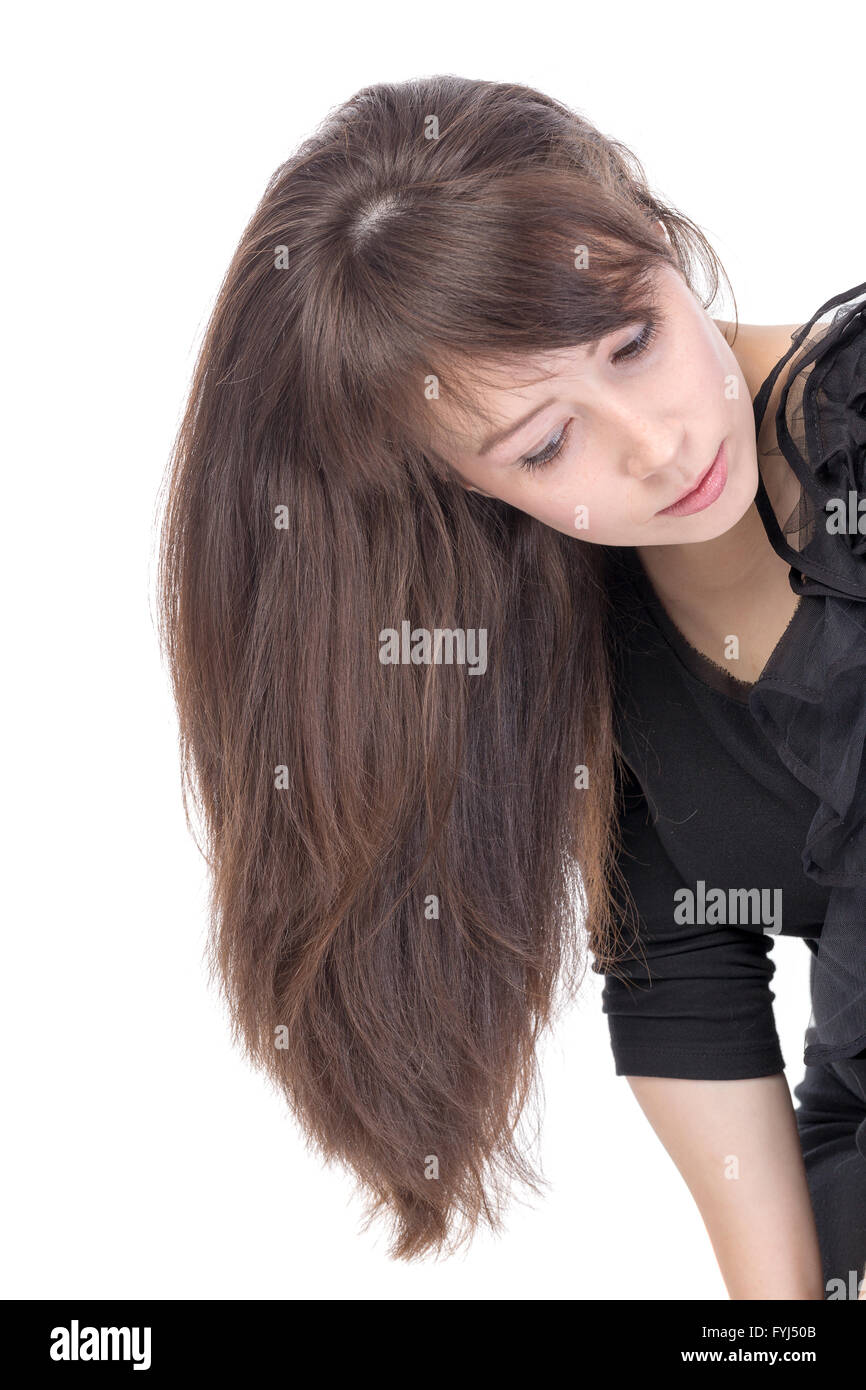 Jolie jeune femme avec de longs cheveux de brunette Banque D'Images