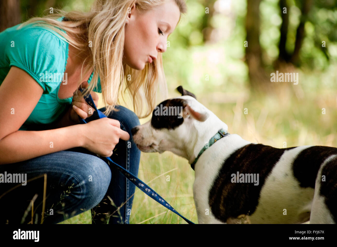 S'embrasser mon seul et unique chien Banque D'Images