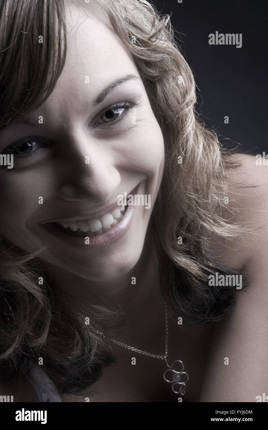 Adolescent avec un sourire à pleines dents Banque D'Images
