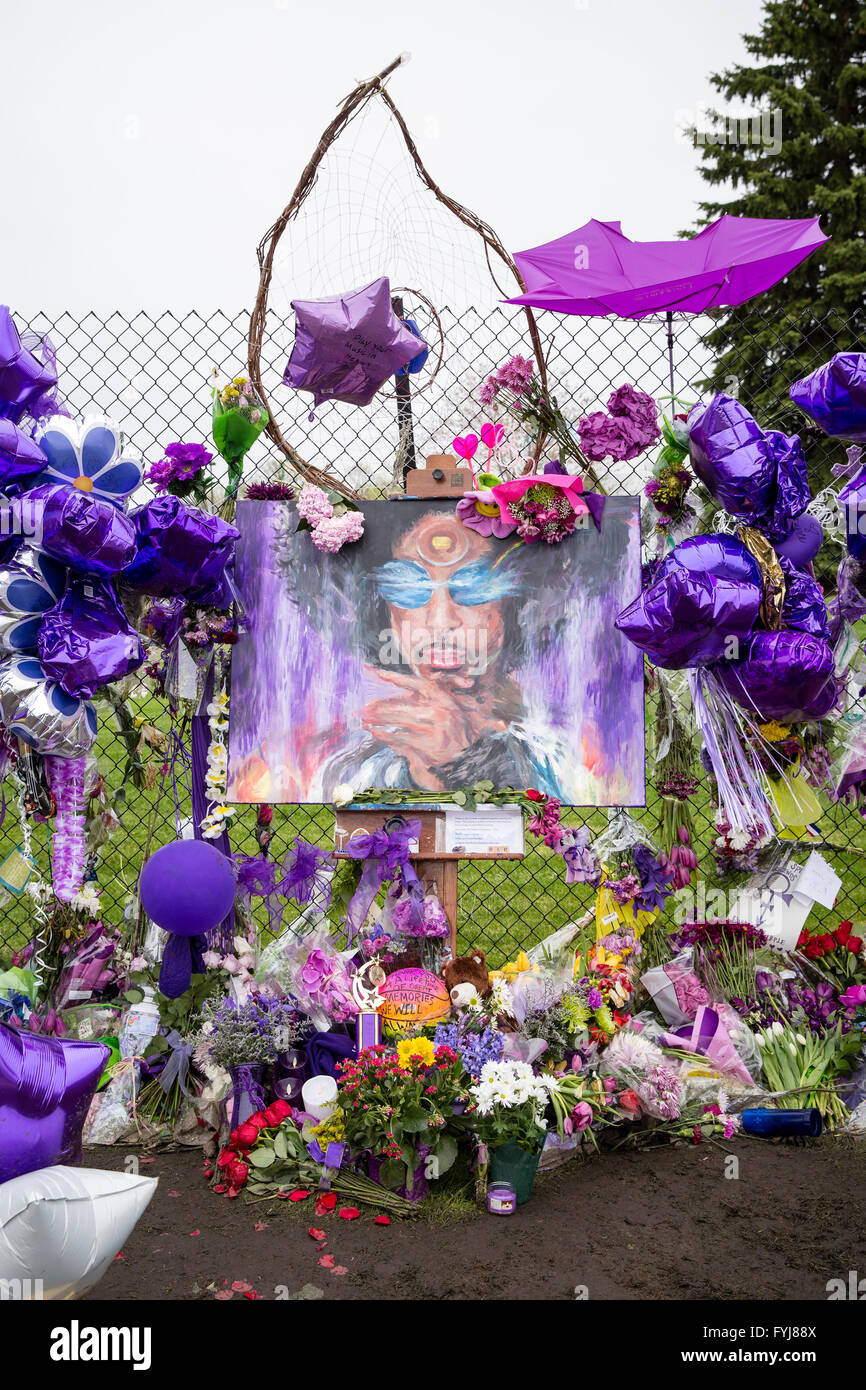 Hommages et souvenirs de gauche à l'extérieur de l'icône pop Paisley Park à Chanhassen au Minnesota. Banque D'Images