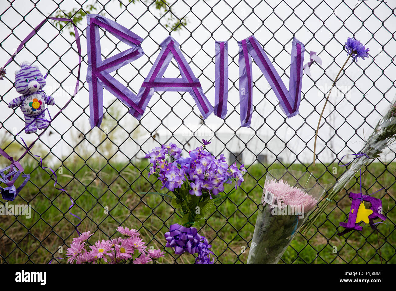 Hommages et souvenirs de gauche à l'extérieur de l'icône pop Paisley Park à Chanhassen au Minnesota. Banque D'Images