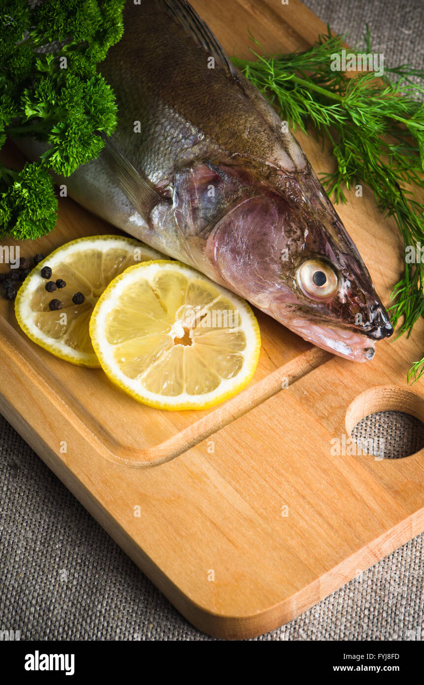 Sandre sur une cuisine en bois, c'est isolé sur fond blanc Banque D'Images