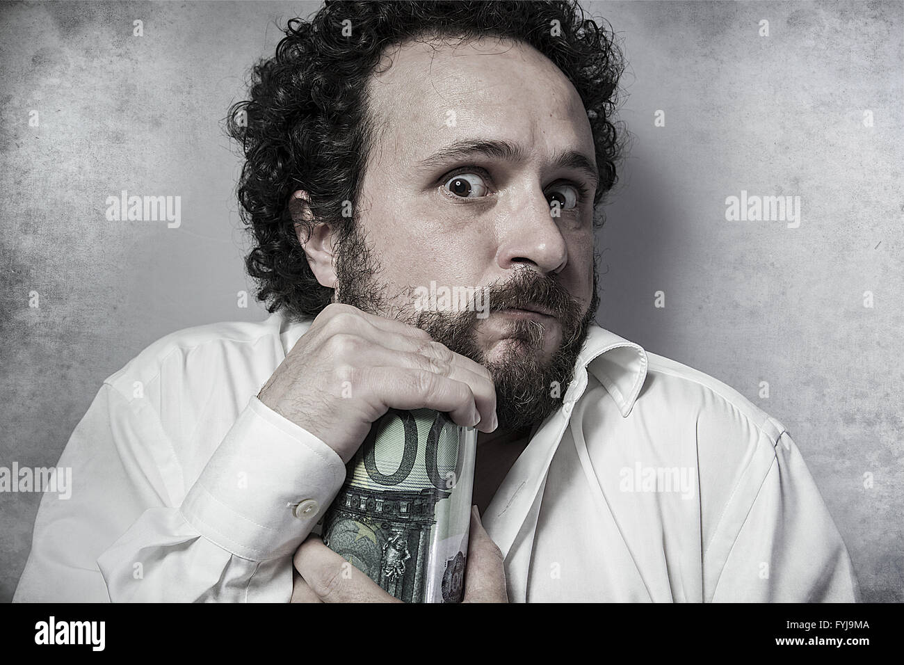 Enregistrer, avare d'affaires, d'économiser de l'argent, l'homme en chemise blanche avec des expressions drôles Banque D'Images