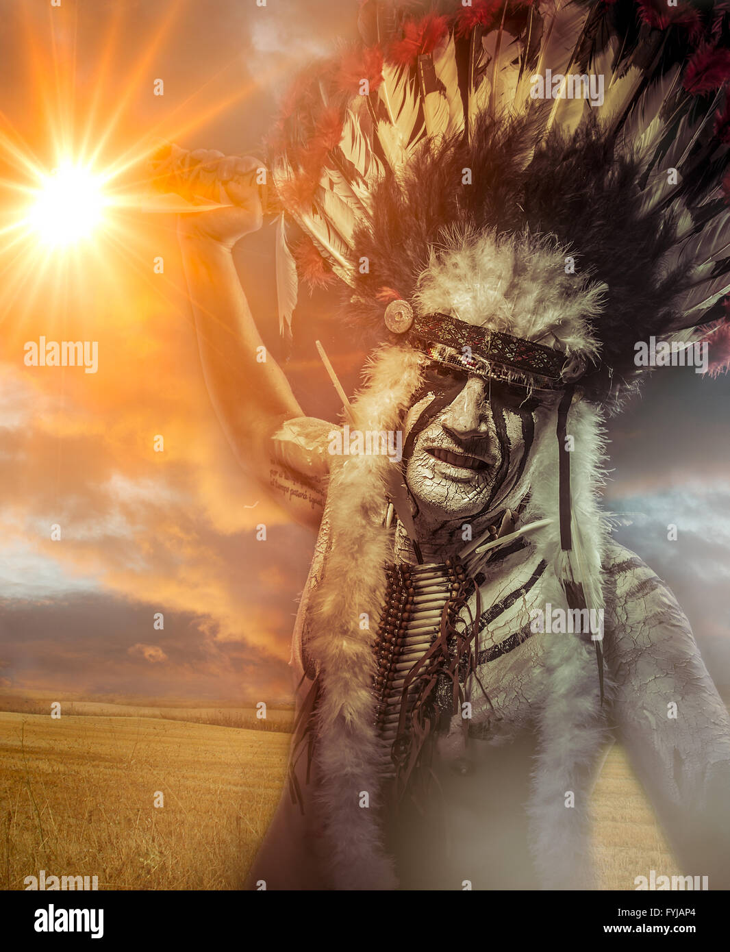 American Indian Warrior, chef de la tribu, le coucher du soleil. l'homme avec une coiffure de plumes et tomahawk Banque D'Images