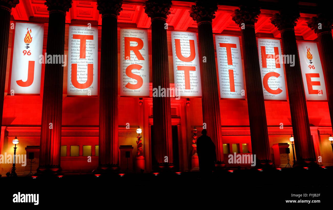 Liverpool St Georges Hall illuminée en rouge avec des banderoles affichant les noms des 96 victimes de la catastrophe de Hillsborough. Banque D'Images