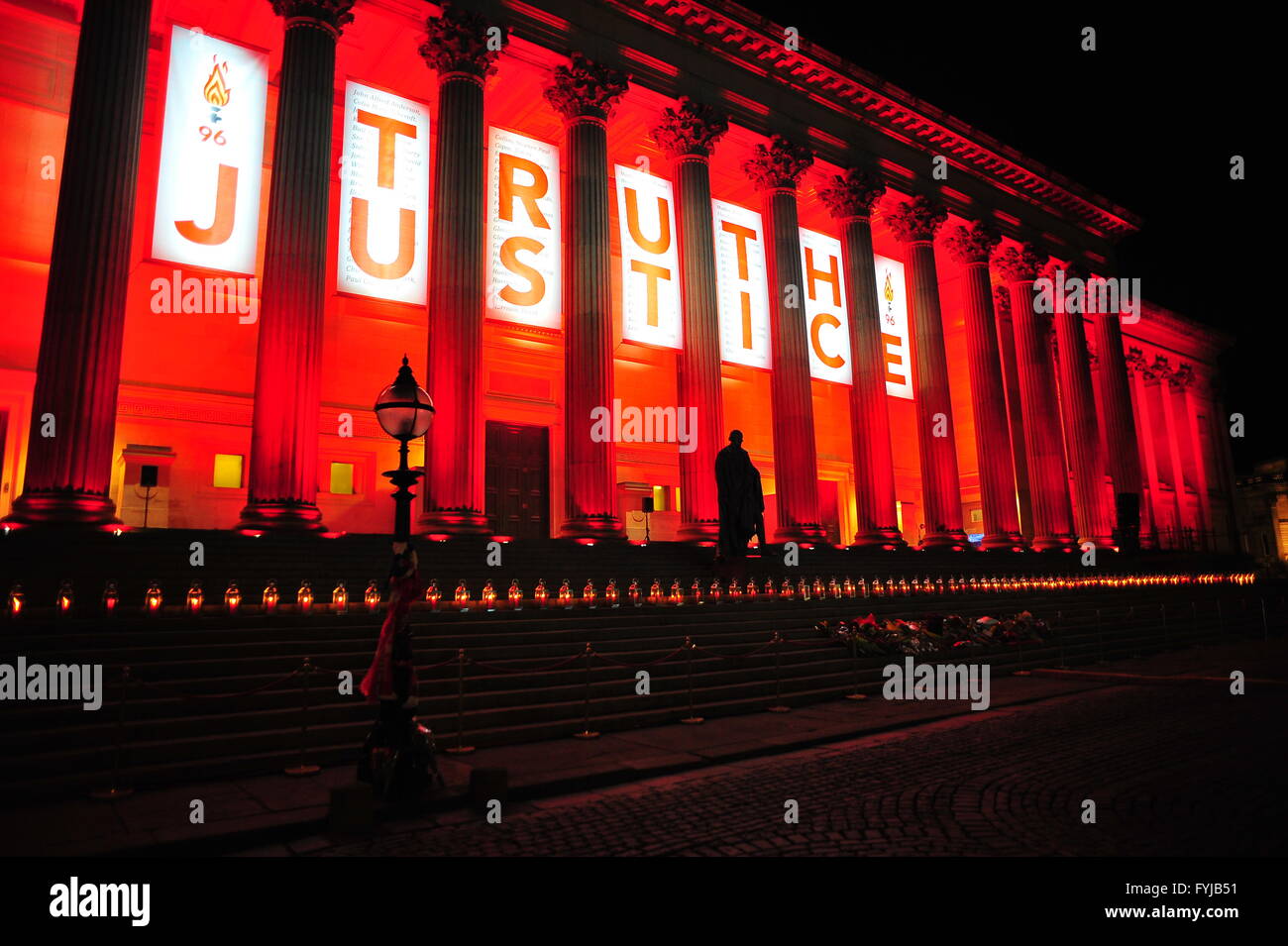 Liverpool St Georges Hall illuminée en rouge avec une lanterne pour chacune des 96 victimes de la tragédie de Hillsborough. Banque D'Images