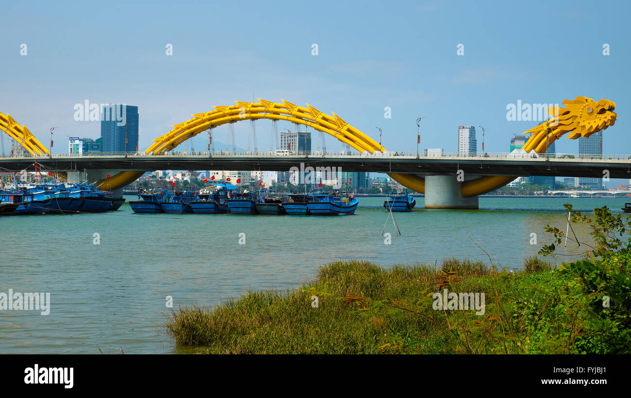 DA Nang Rong, nom également pont croix pont Dragon Han River avec bobinage modernes architecte, symbole de la ville de Danang, Vietnam Banque D'Images