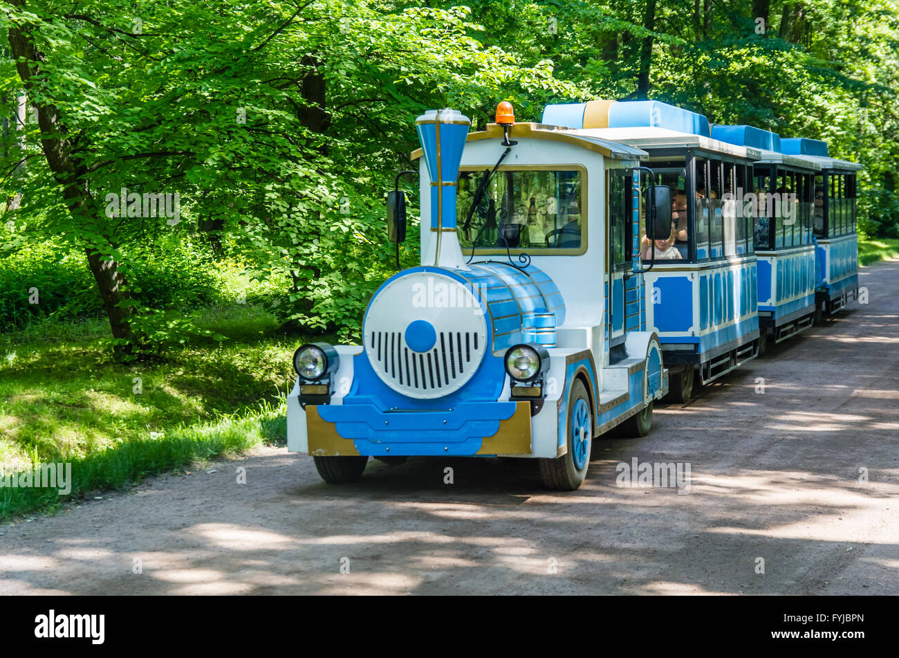 Transports pour les touristes à Peterhof Banque D'Images