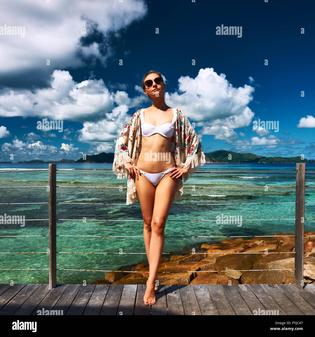 Femme sur une plage, ponton de Seychelles, La Digue. Banque D'Images