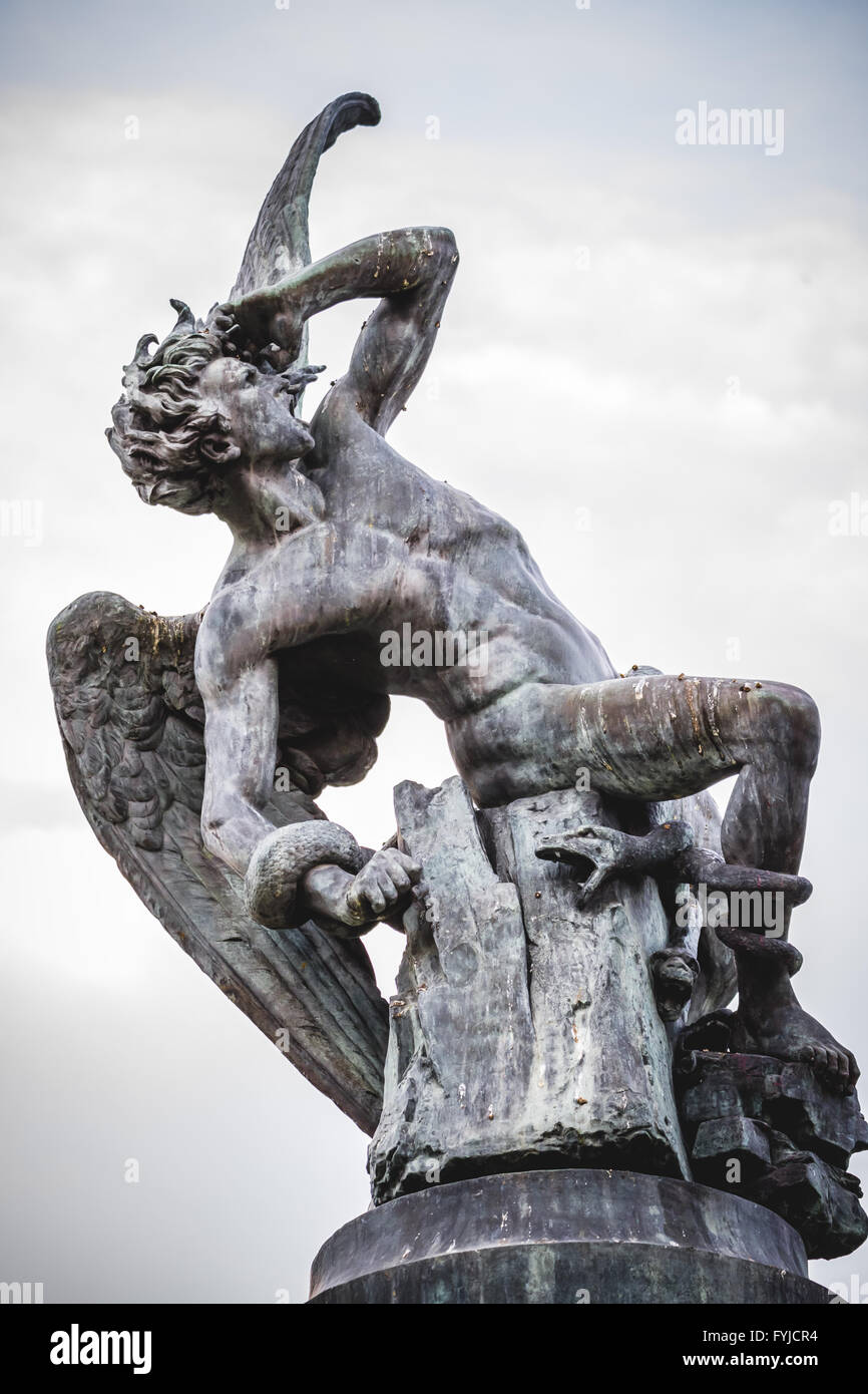 Fallen Angel, devil figure, sculpture en bronze avec des gargouilles et des monstres démoniaques Banque D'Images