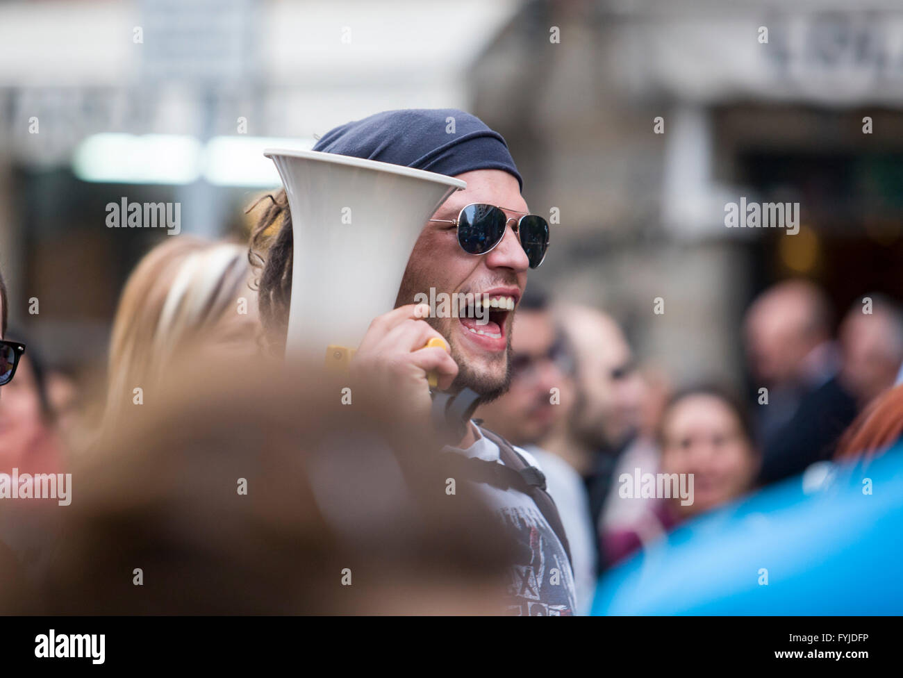 Badajoz, Espagne - 29 mars 2012 : les jeunes manifestant avec mégaphone pour protester contre les mesures d'austérité, contre le Mars Banque D'Images