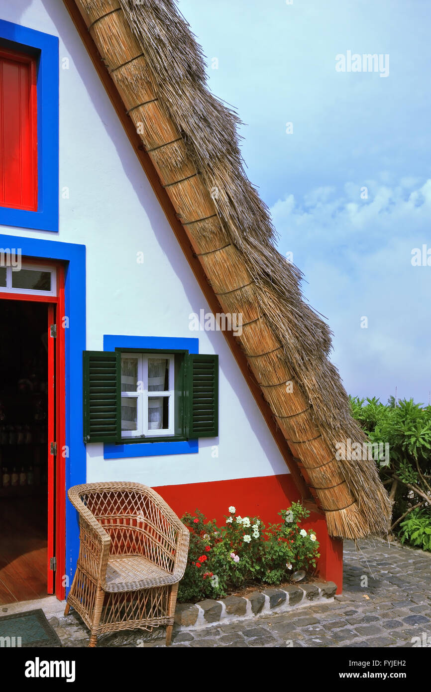 La maison blanche avec un toit de chaume triangulaire Banque D'Images