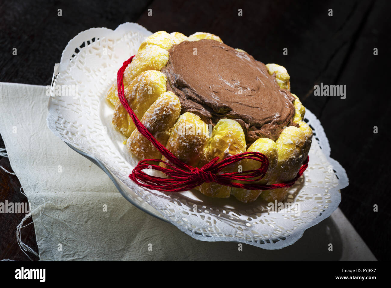 Gâteau au chocolat décoré avec des pâtisseries Banque D'Images